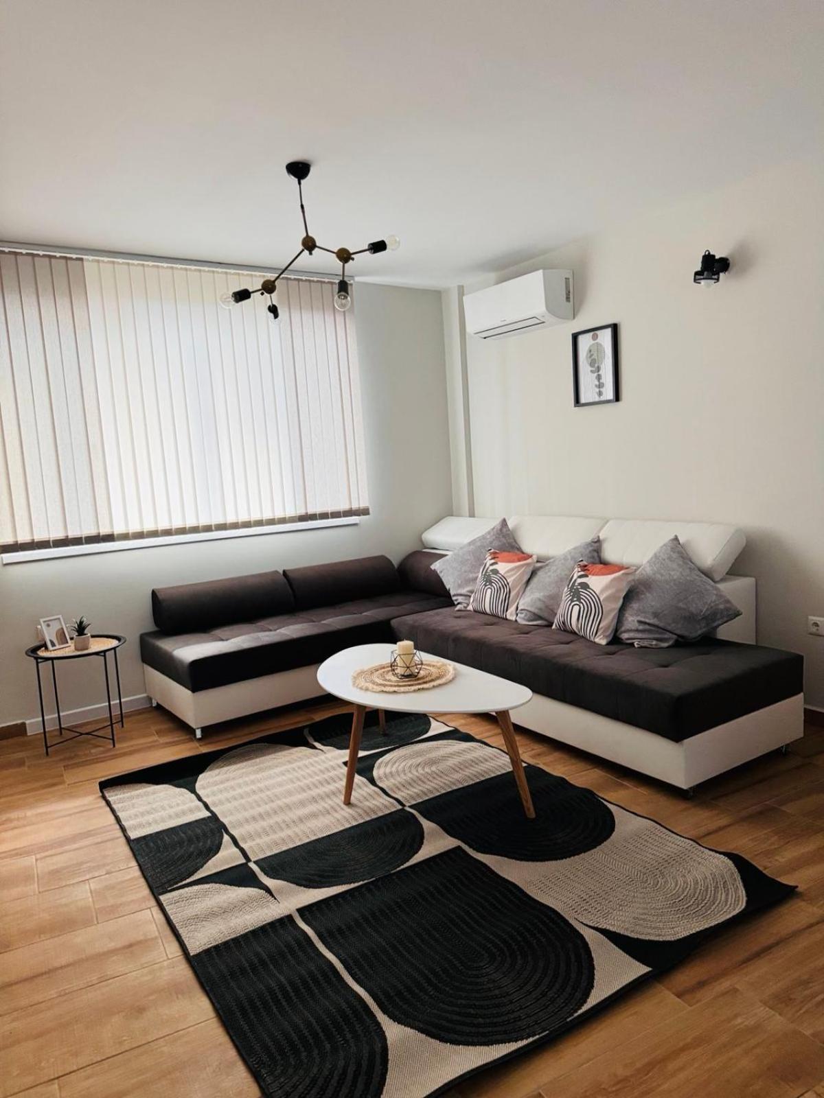Goldy Central Beach Apartment With Private Garden Бургас Экстерьер фото